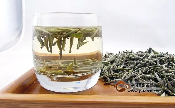 夏天喝白茶和喝绿茶哪个好？
