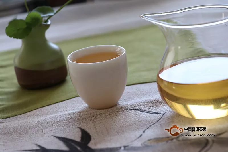 天氣熱少喝飲料多喝茶對(duì)身體好處更多！