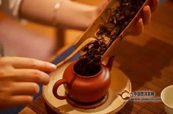 寿眉茶饼正确取茶的方法