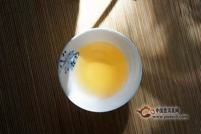 寿眉茶饼正确取茶的方法