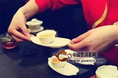 武夷茶上茶應(yīng)以右手端茶