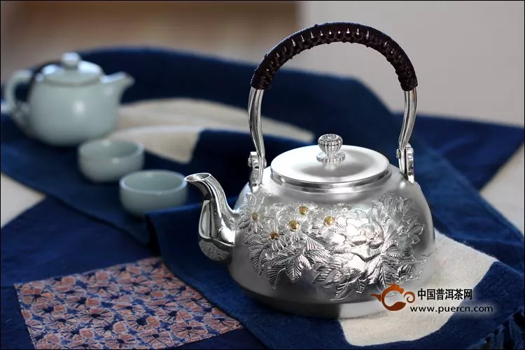 银壶和铁壶哪个泡茶更好喝？