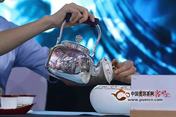 「银壶客」为什么茶艺师用这个壶泡茶？