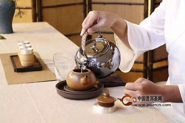 「银壶客」为什么茶艺师用这个壶泡茶？