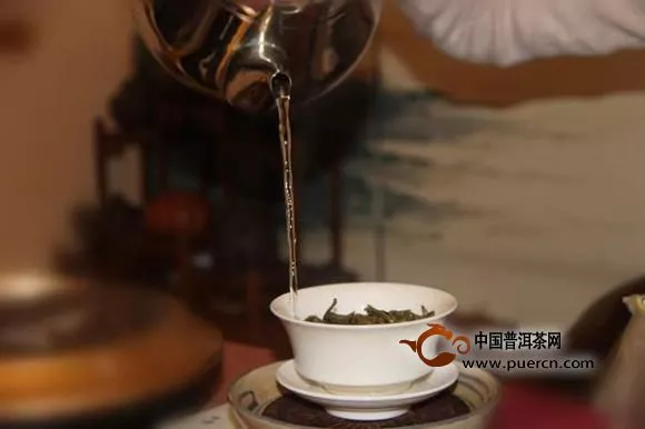 泡茶的水味太重是什么回事？