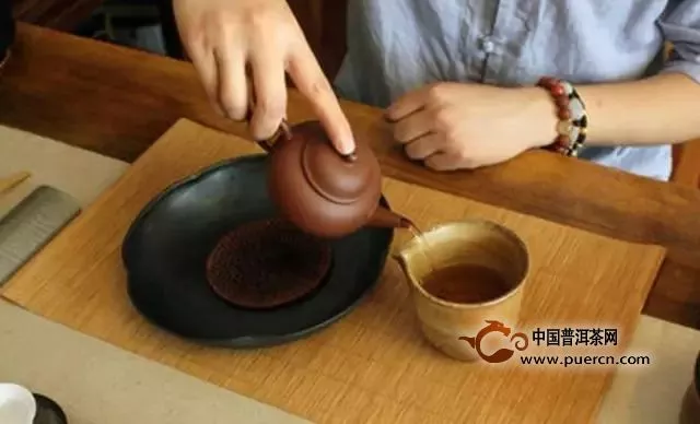 紫砂壶倒茶的手势怎么才最顺手？