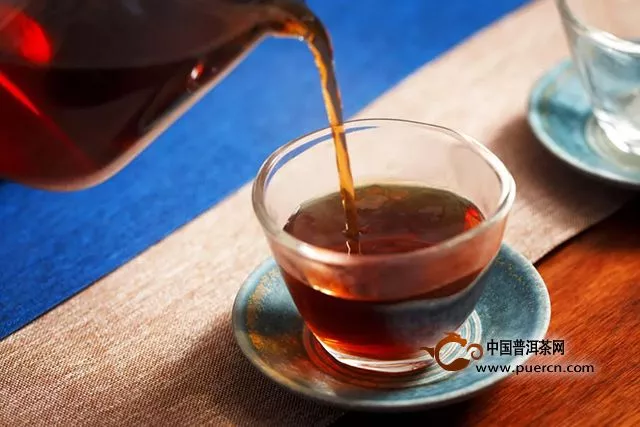 纪录片《普洱茶-时光在吟唱》上线，小黑现身讲解熟茶革新