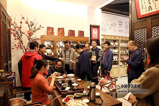 11月28日“海湾20年·一路丰行·百店巡礼”巡访团抵达深圳与合作商及茶友交流