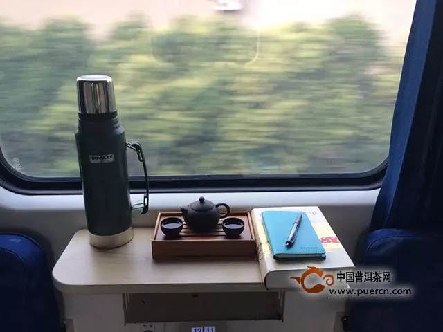 那些把茶摆上火车的人，是真的爱茶，还是在作秀？