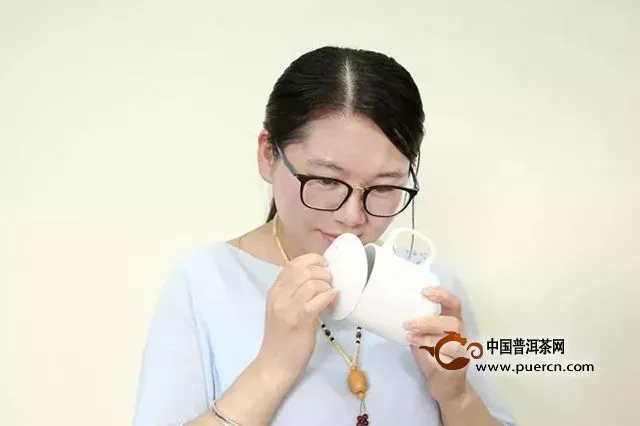 实操视频：大益茶道师手把手教你轻松撬开普洱茶