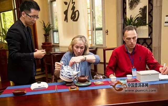 双陈图集：想知道老外是怎么泡中国普洱茶的吗？看这里......