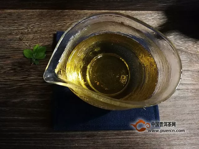 薄薄茶饼 厚厚年味｜ 拉佤布傣.贺岁冰岛生茶试喝