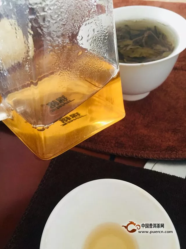 一段久违的味道记忆——试饮八角亭2015年飞台达官生茶