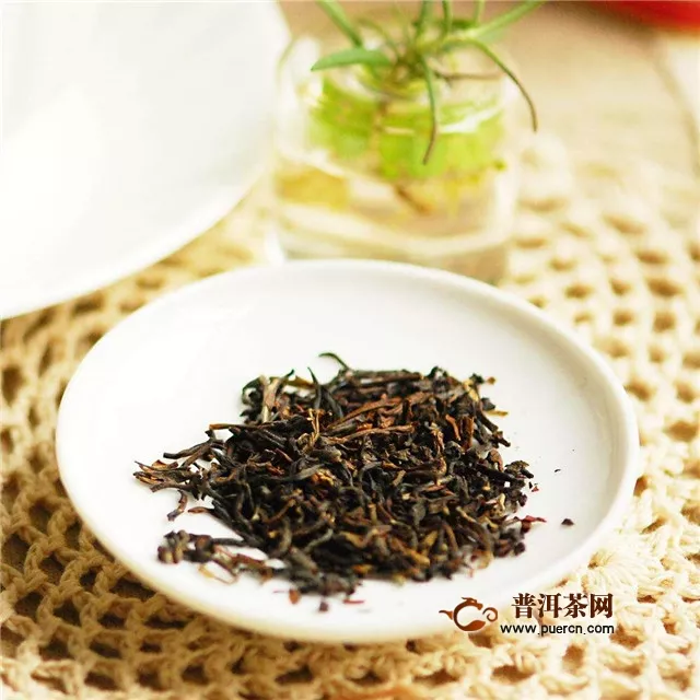 祁门红茶的外形特征，条索紧秀、色泽乌黑有光泽！