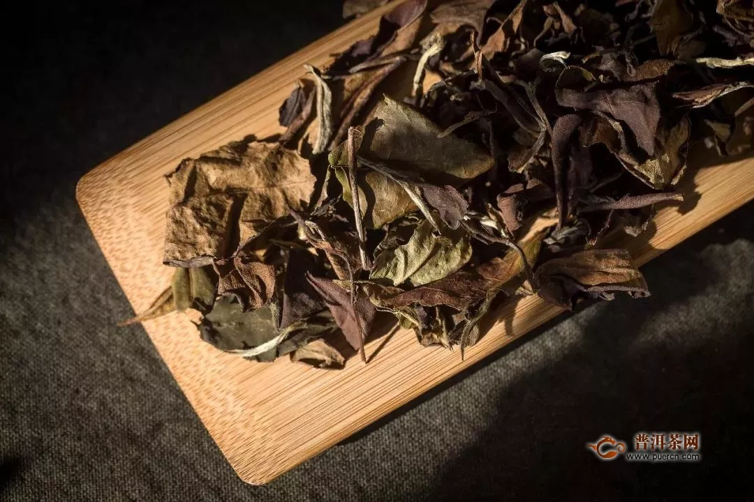 绿茶对比白茶口感，两种茶类口感各有不同