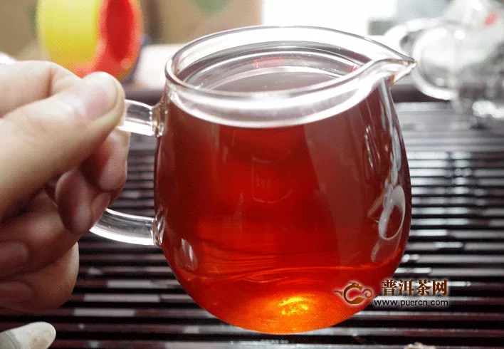 红茶配牛奶晚上能喝吗？可以适量喝！