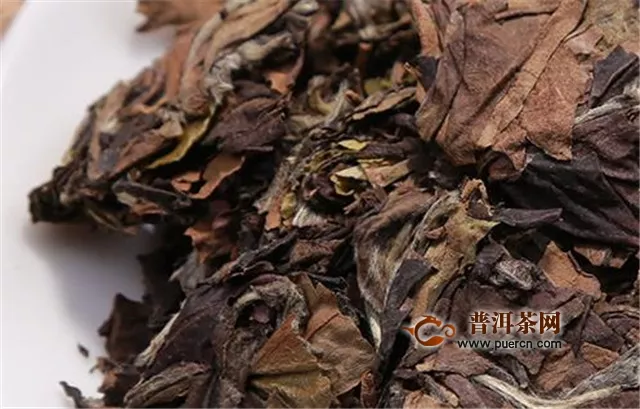 福鼎白茶属于白茶，加工工艺以白茶为基础