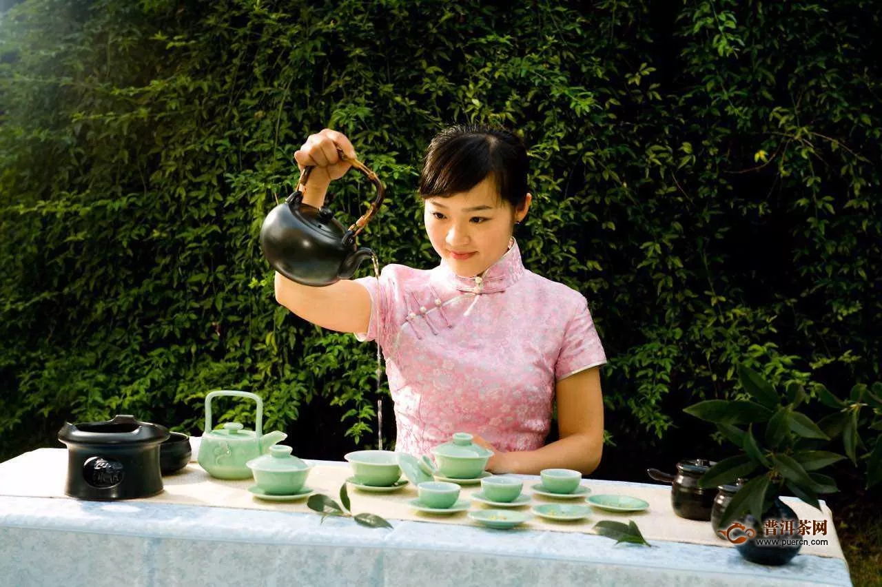 绿茶的冲泡方法和手法，可采用凤凰三点头的手势！