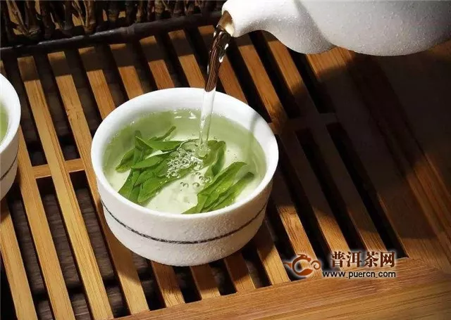 龍井茶泡出來什么顏色？龍井茶湯色嫩綠（黃）明亮