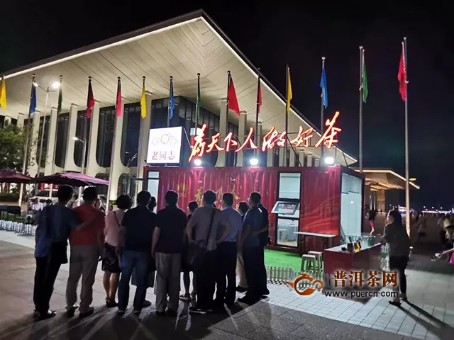 老同志在青岛奥帆中心旗阵广场，诚邀您现场品鉴。