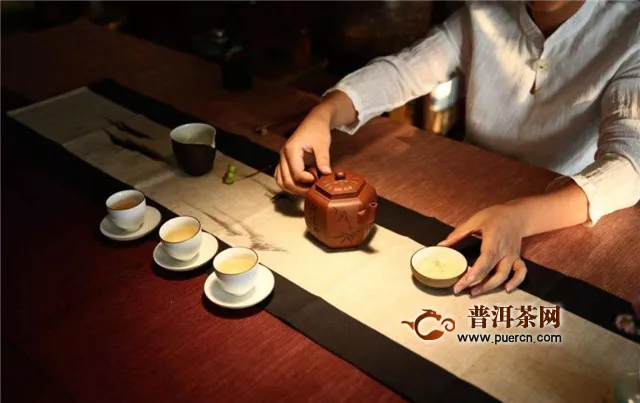 白茶冲泡茶具：瓷质茶具、玻璃茶具、紫砂壶具