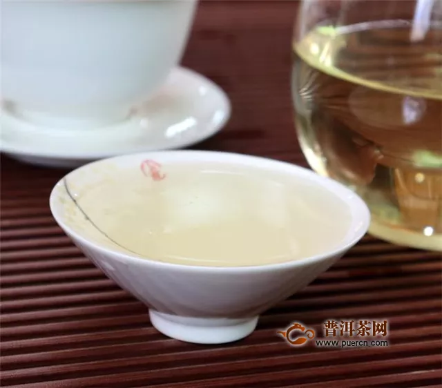 白茶冲泡茶具：瓷质茶具、玻璃茶具、紫砂壶具