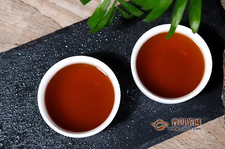 藏茶泡出來(lái)有白色顆粒，藏茶沖泡后的特征