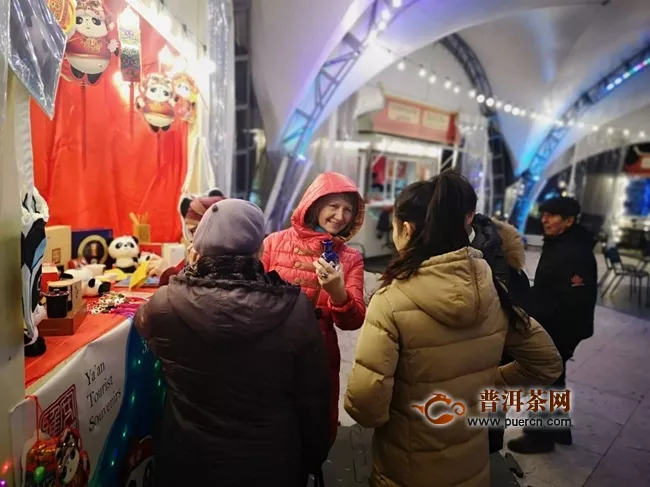 熊猫灯会点亮莫斯科 当地市民喝上雅安茶