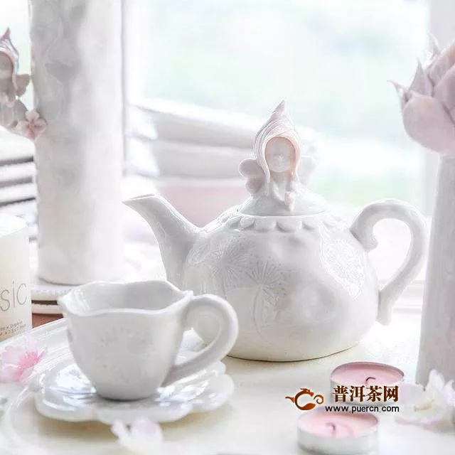 带上精美的茶具，和闺蜜们聊一个惬意下午茶
