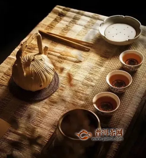 龍華力推紫金好茶 眾多游客品茗點(diǎn)贊