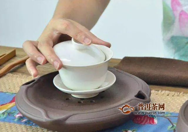 如何使用盖碗冲泡茶叶
