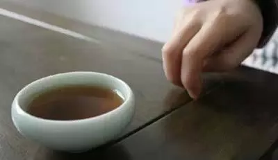 女士喝茶的手势