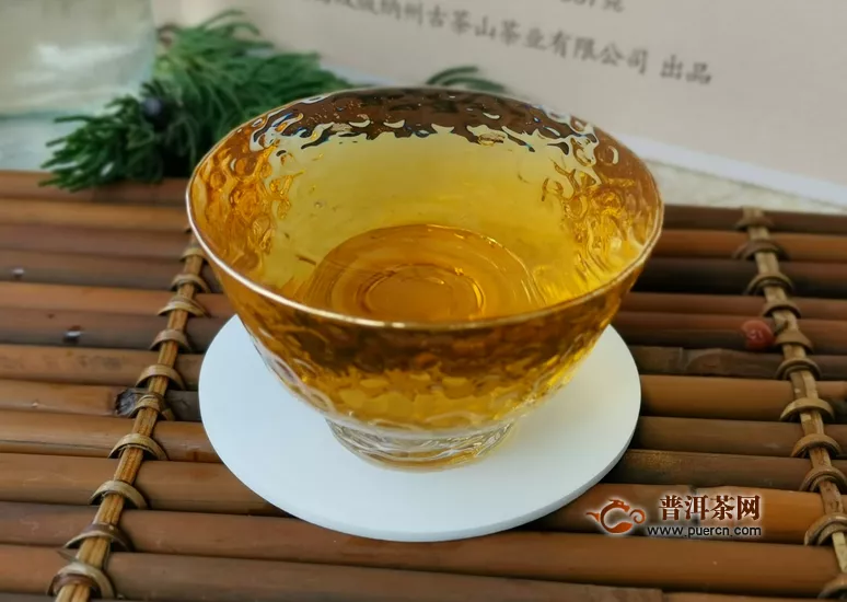 喝一片茶，獻一份愛：品2018年龍園號牽手號357克