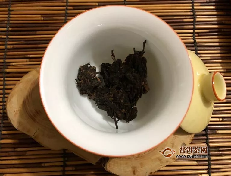 鮮爽紅濃 口感偏甜 糯香明顯：2019年龍園號(hào)勐海七子餅茶熟茶380克