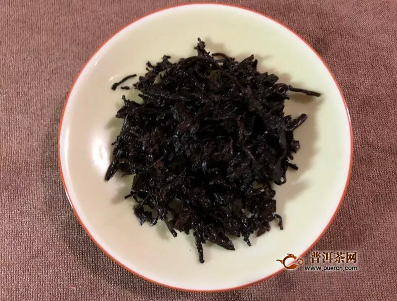 鲜爽红浓 口感偏甜 糯香明显：2019年龙园号勐海七子饼茶熟茶380克