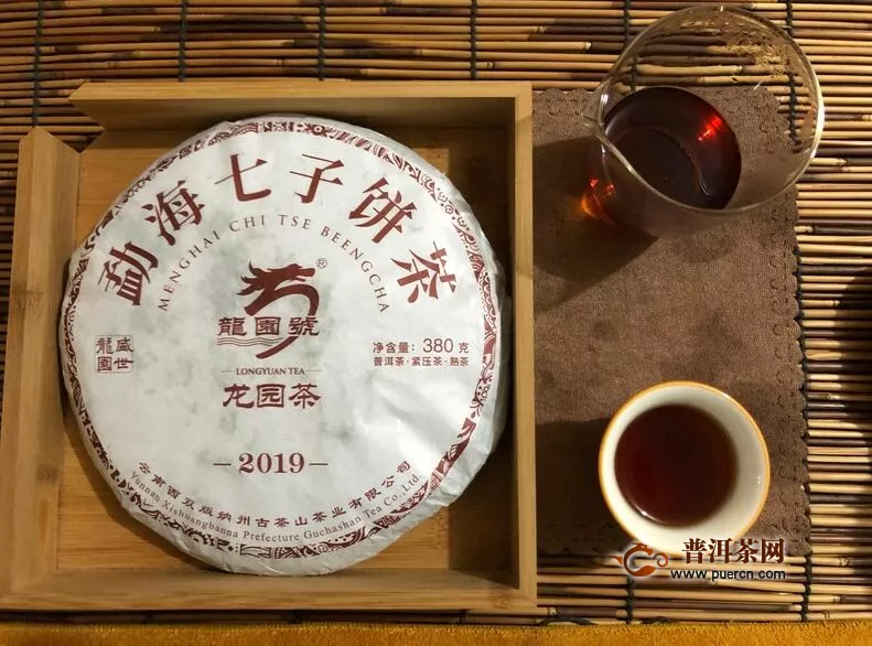 鲜爽红浓 口感偏甜 糯香明显：2019年龙园号勐海七子饼茶熟茶380克