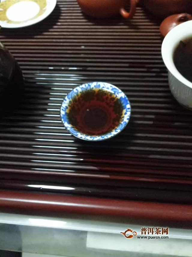 2019年七彩云南枣香普洱：茶汤入口香顺滑厚，没有任何熟茶的堆味