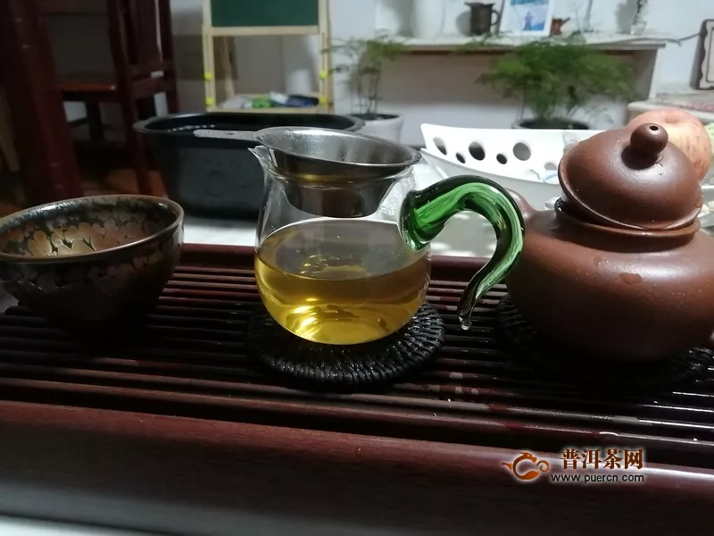 苦涩相伴，茶汤浓醇鲜爽：2019年龙园号金猪如意