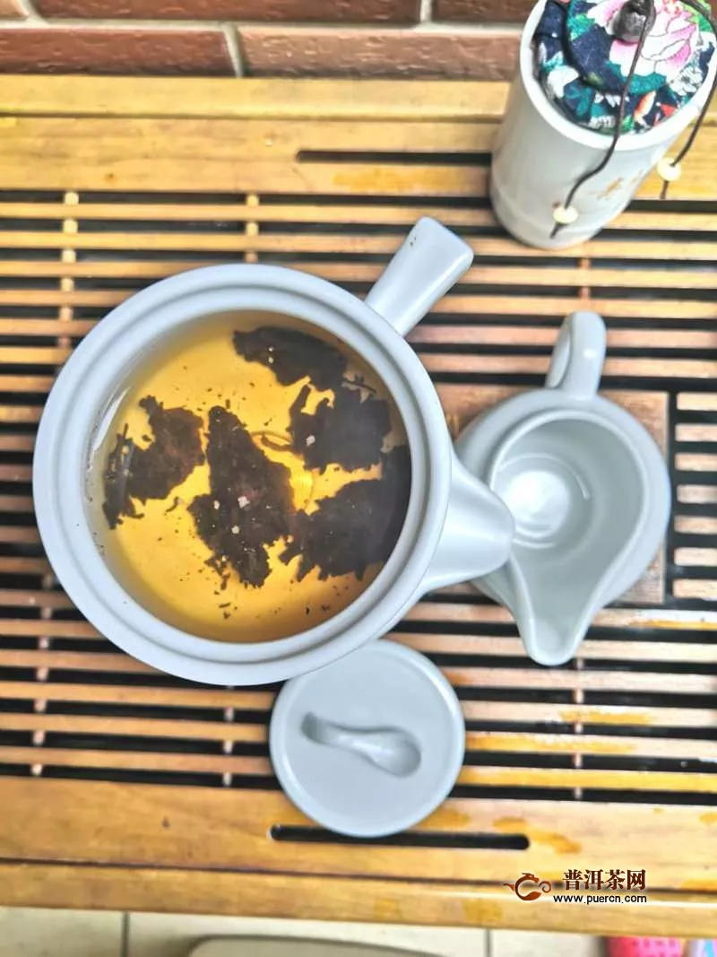 2018年龙园茶业20周年纪念熟砖：入口顺滑，有陈香