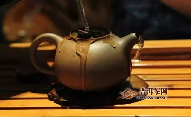 紫砂壺泡茶：為什么紫砂壺更適合泡茶喝？