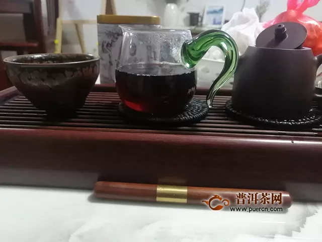 2019年七彩云南名门普洱熟茶：汤色红浓透亮，口感醇厚