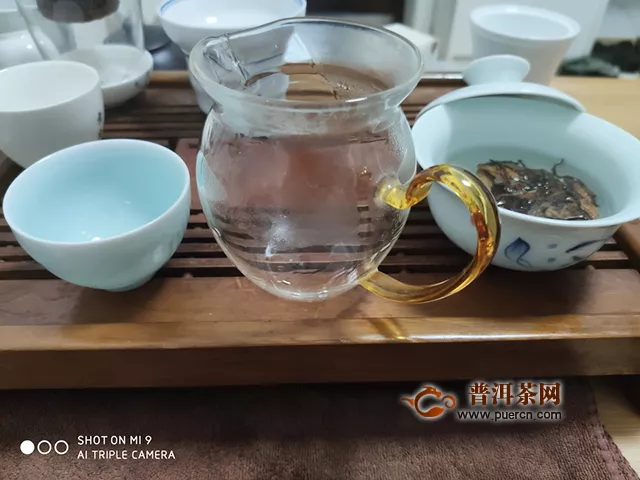 2019年勐海本木茶业古小白英雄茶：叶底油润，完整。