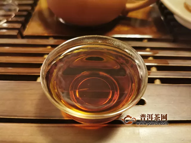 2019年七彩云南枣香普洱熟茶：叶底乌黑油亮