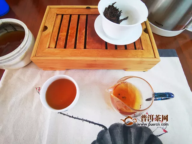 2019年七彩云南大叶金红滇红茶：性温，适合在秋冬时节饮用