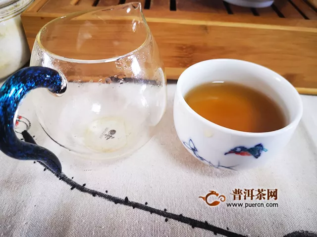 2019年七彩云南大叶金红滇红茶：性温，适合在秋冬时节饮用