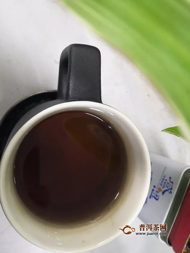 2017年大益经典红茶滇红：办公室里的小包装，大情怀