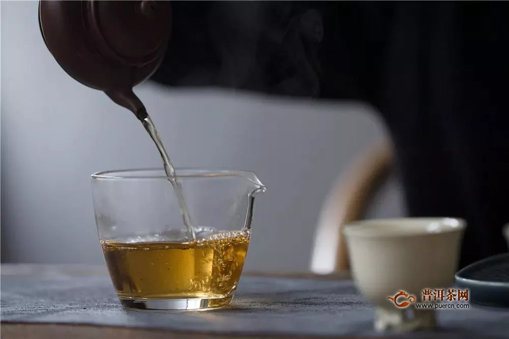2008年国艳茶厂和其坊布朗古树生茶12陈的生普开汤