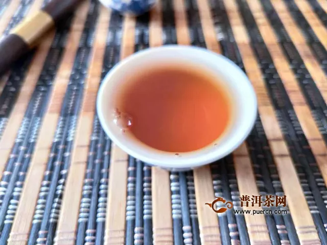 汤柔水糯，茶质丰厚：2019年七彩云南布朗古树熟茶
