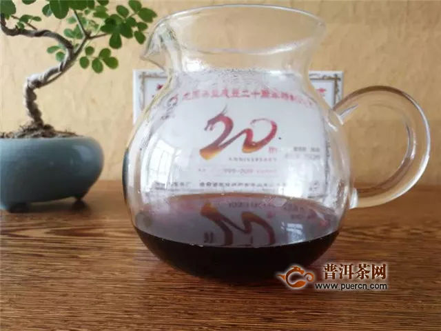 2018年龙园号龙园茶业20周年纪念熟砖：天佑中华开盛世，神助龙园灭疫毒