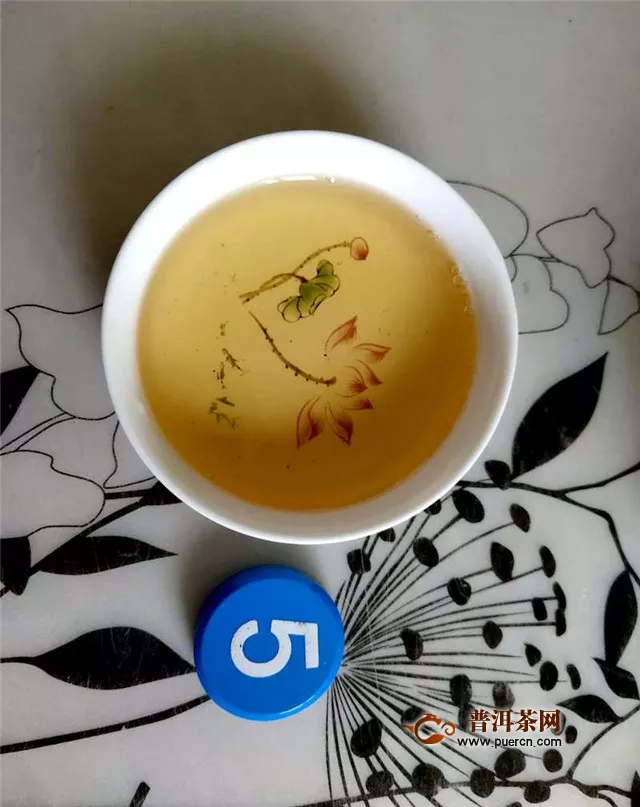 2019年龙园号勐海七子饼茶生茶：龙园做茶、茗为盛世